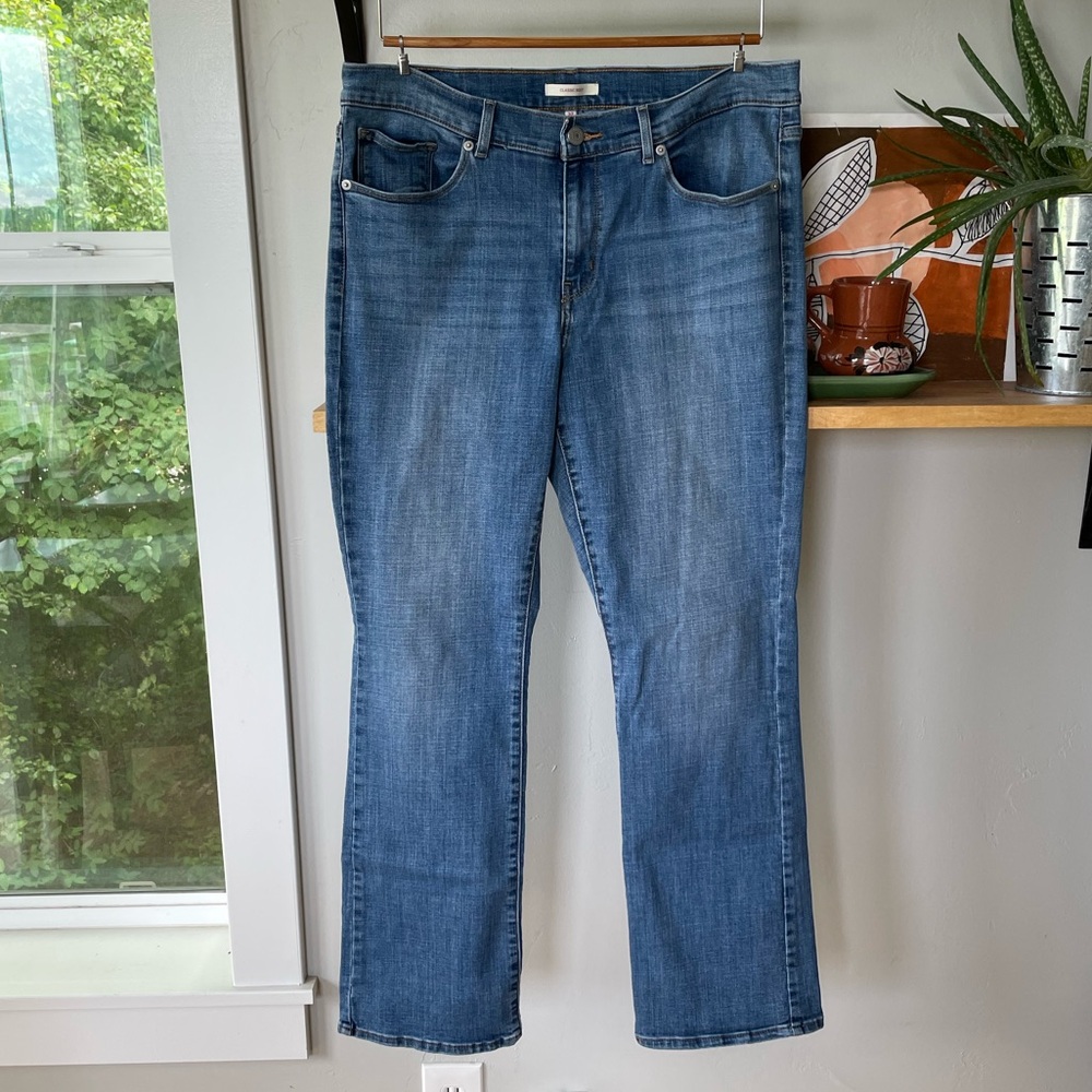 Levi’s Medium Blue Denim Mid Rise Classic Boot Jeans Size 32
